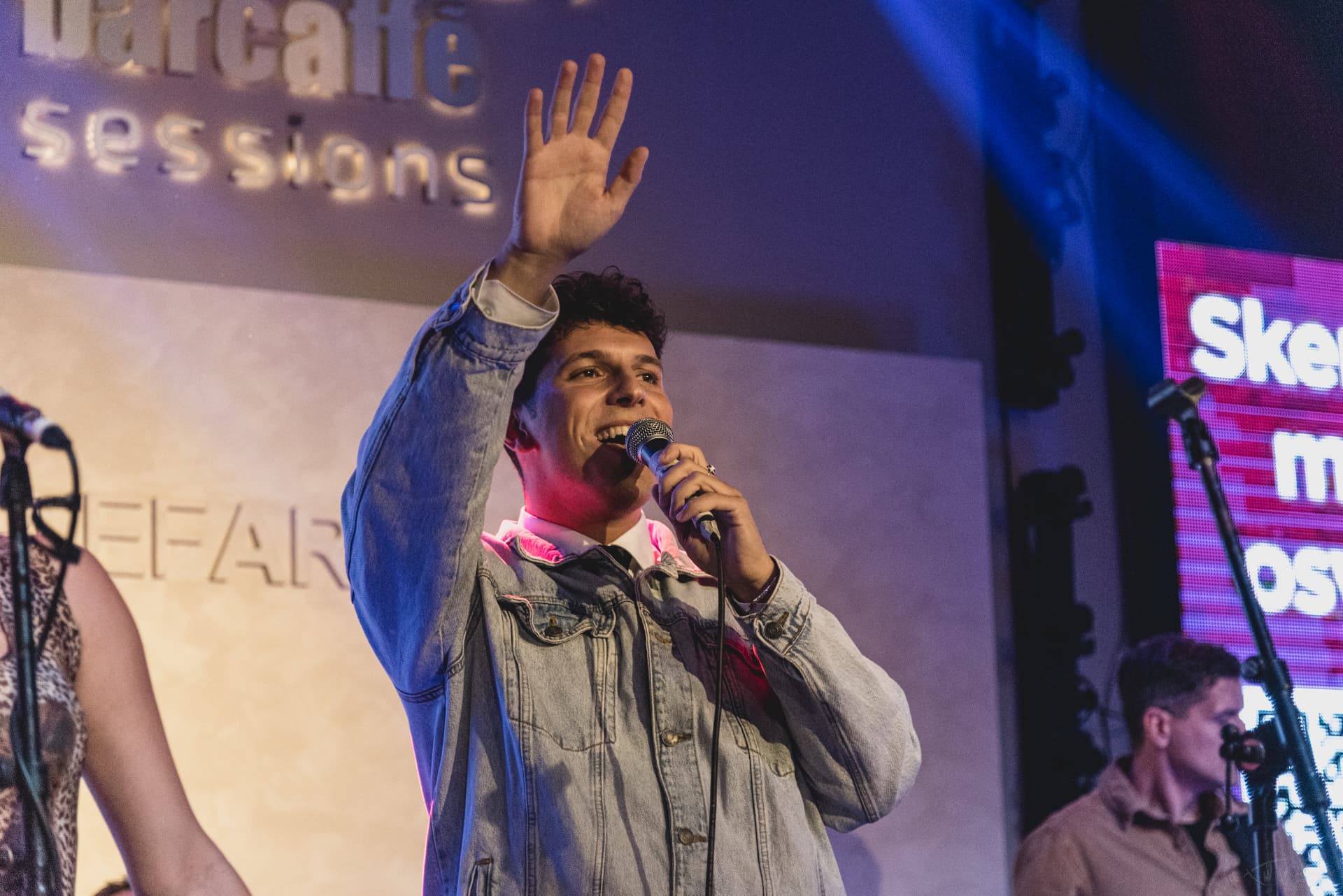 ILIJA waving to the audience on stage at the Musicology Barcaffe Sessions